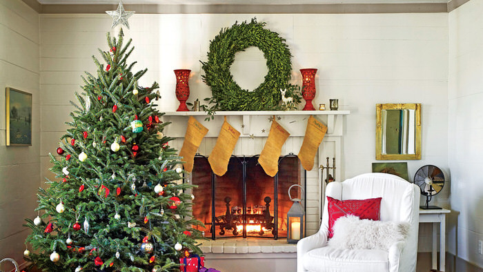 DIY Christmas Mantel Decorating Ideas • The Budget Decorator