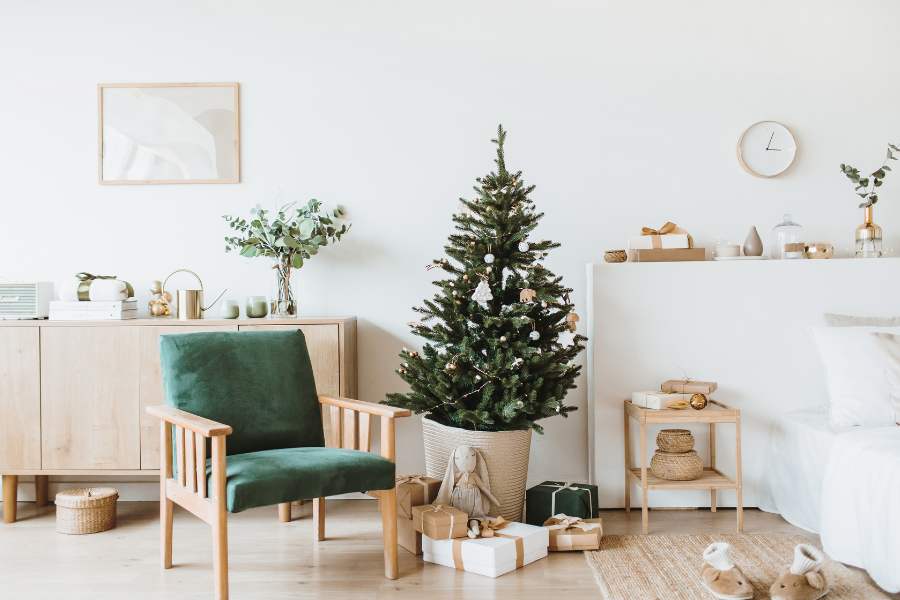 How to Decorate a Minimalist Christmas Tree - VIV & TIM